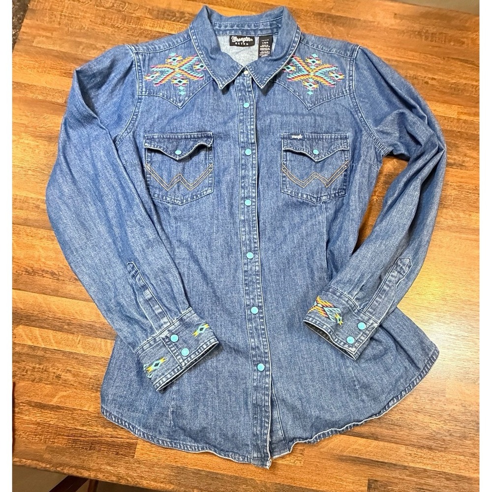 Vintage women's Large Wrangler Retro snap denim shirt. Aztec design, cowgirl